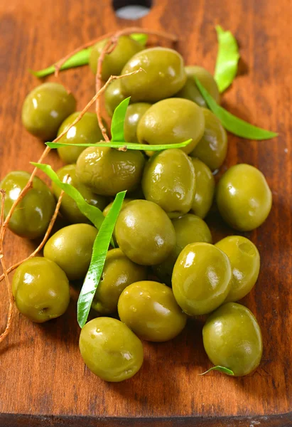 Świeże zielone oliwki — Zdjęcie stockowe