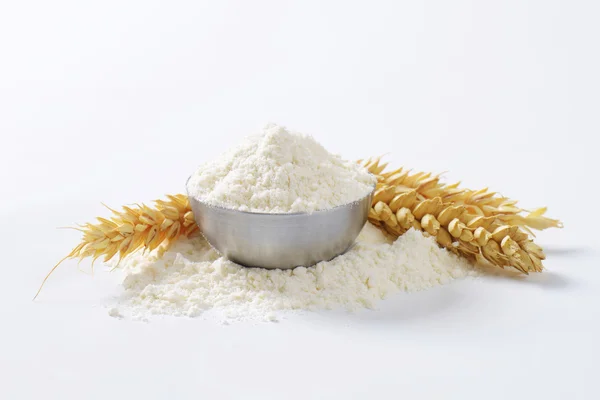 Bowl of wheat flour — Stock Photo, Image