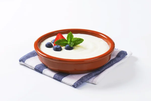 Smooth semolina porridge with fresh fruit — Stock Photo, Image