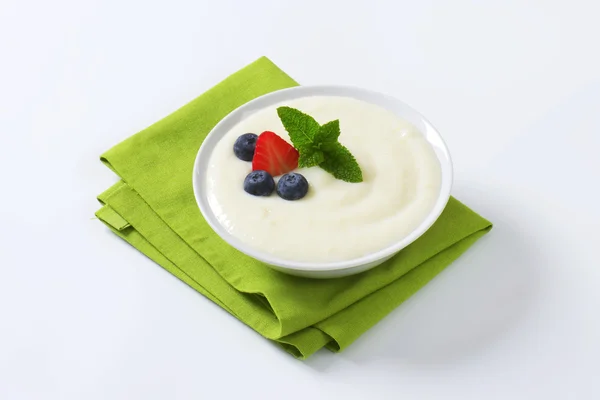 Smooth semolina porridge with fresh fruit — Stock Photo, Image