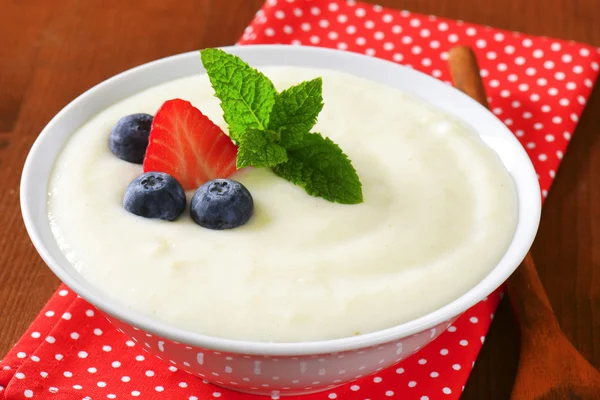 Smooth semolina porridge with fresh fruit — Stock Photo, Image