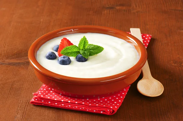 Smooth semolina porridge with fresh fruit — Stock Photo, Image