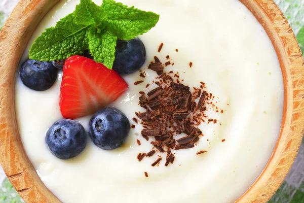 Smooth semolina porridge with fresh fruit and chocolate — Stock Photo, Image