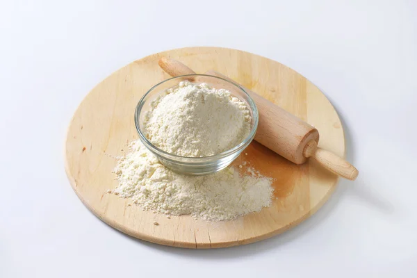 Wheat flour and rolling pin — Stock Photo, Image