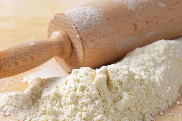 Flour and rolling pin — Stock Photo, Image