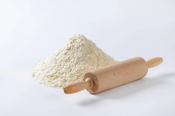 Pilha de farinha de trigo e rolo — Fotografia de Stock