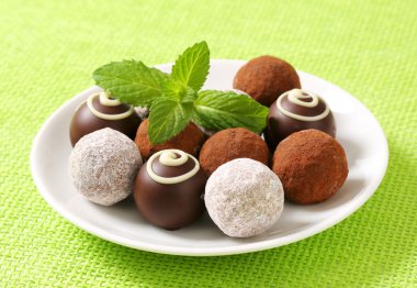 çeşitli çikolata truffles