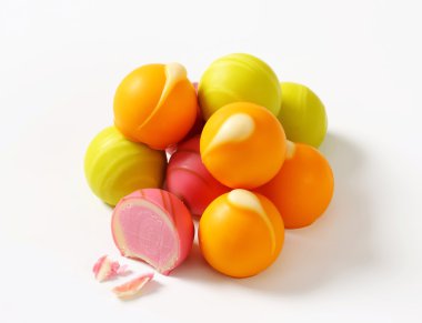 Meyve aromalı pralin