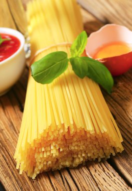 kurutulmuş makarna ve domates püresi