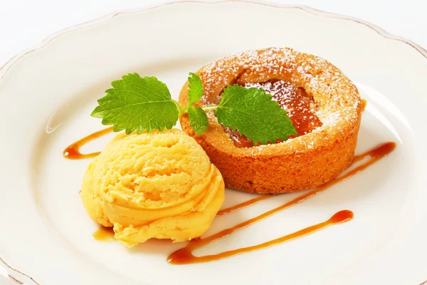 Mini apple tart with ice cream — Stock Photo, Image