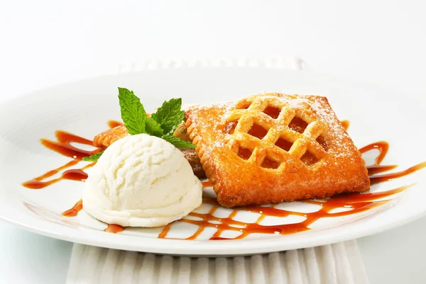 Little apricot pies with ice cream — Stock Photo, Image