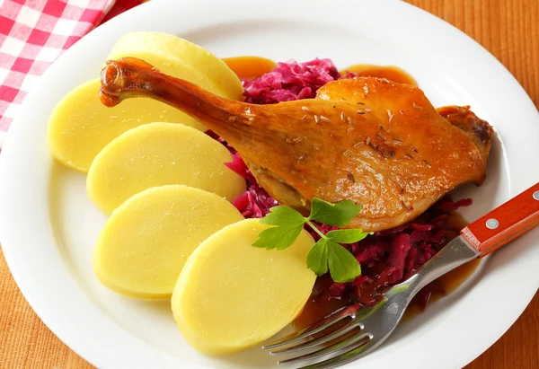 Entenbraten mit Kartoffelknödeln und Rotkohl — Stockfoto