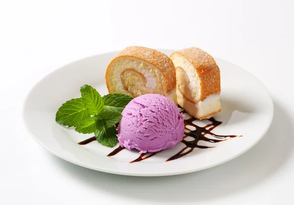 Swiss roll with ice cream — Stock Photo, Image