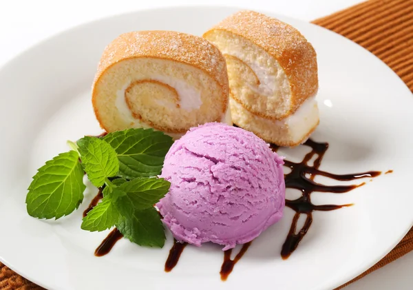 Swiss roll with ice cream — Stock Photo, Image