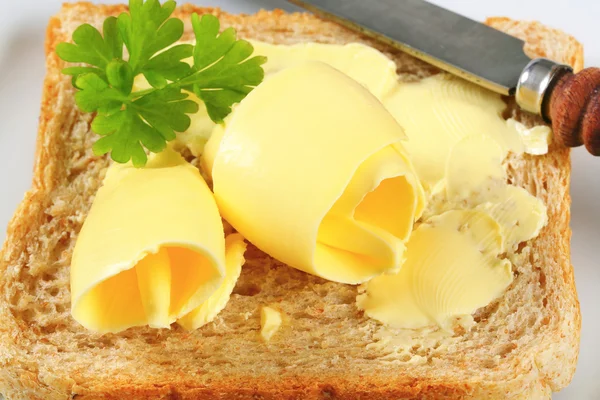 Sandviç ekmeği tereyağı ile — Stok fotoğraf
