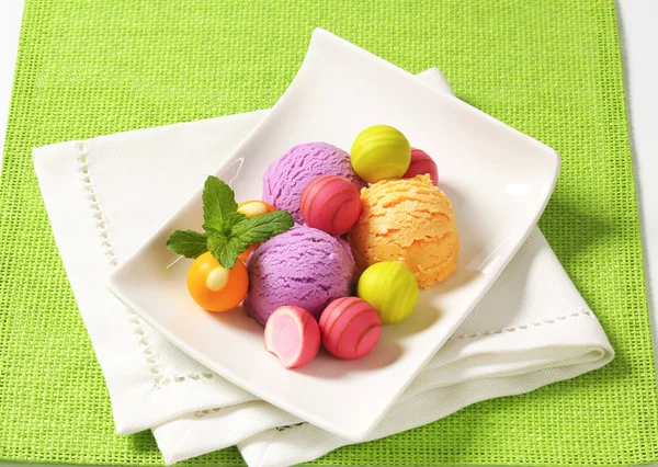 Helados y pralinés con sabor a fruta — Foto de Stock