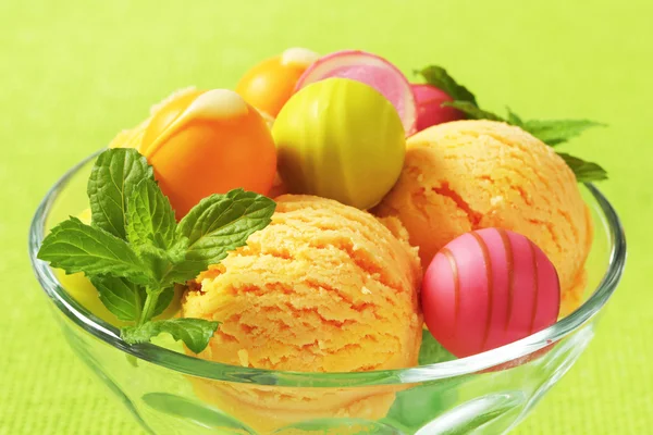 Fruit-flavored ice cream and pralines — Stock Photo, Image