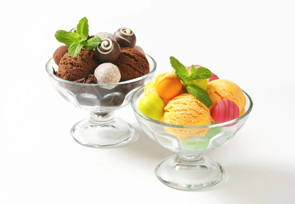 Coupes de crème glacée aux truffes au chocolat et aux pralines — Photo