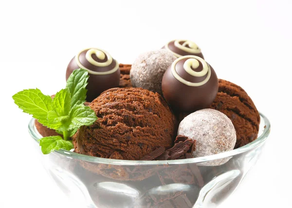 Sorvete de chocolate e trufas — Fotografia de Stock