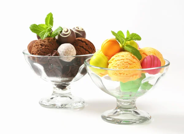 Cupons de sorvete com trufas e pralinés de chocolate — Fotografia de Stock