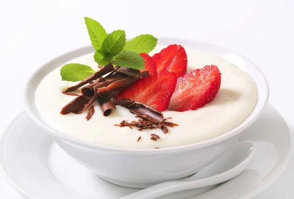 Melk pudding met aardbeien — Stockfoto