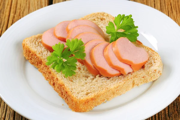 Teljes kiőrlésű kenyér, a szeletelt kolbászt — Stock Fotó