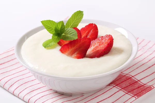 Melk pudding met aardbeien — Stockfoto