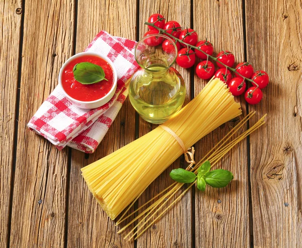 Dried spaghetti, tomato puree and olive oil — Stock Photo, Image