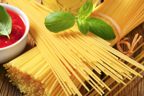 Dried spaghetti and tomato puree — Stock Photo, Image