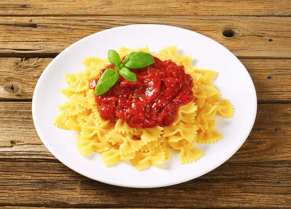 Pasta Farfalle mit Tomatensauce — Stockfoto