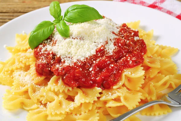 Farfalle de pasta con salsa de tomate y queso —  Fotos de Stock