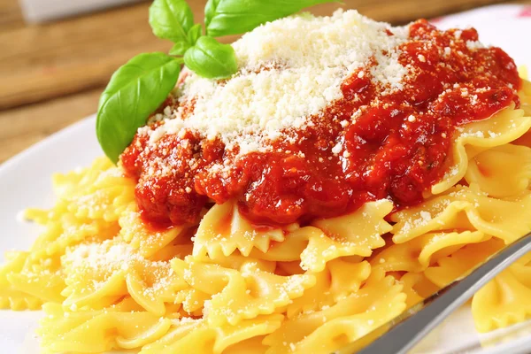 Pasta farfalle com molho de tomate e queijo — Fotografia de Stock