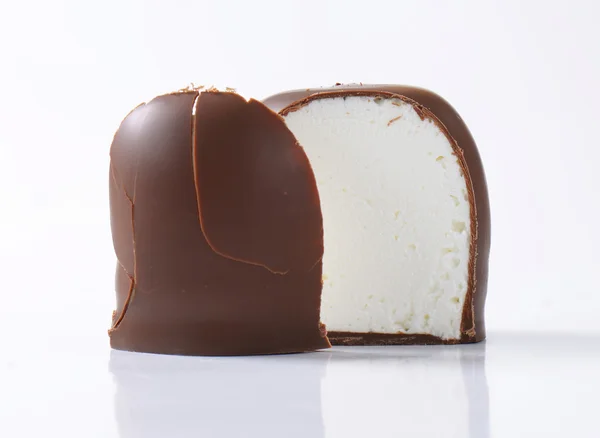 Chocolade bedekt marshmallow traktatie — Stockfoto