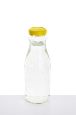 Bir şişe su.