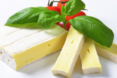 İnce beyaz kabuğu ile yumuşak peynir