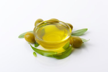 Zeytinyağı ve yeşil zeytin