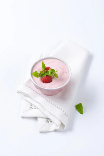 Light raspberry yogurt — Stock Photo, Image