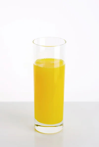 Glas Zitronensaft trinken — Stockfoto