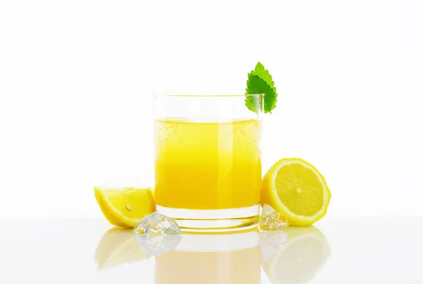 Glas av citron juice dryck — Stockfoto