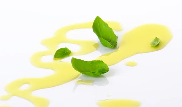 Olio d'oliva e foglie di basilico — Foto Stock