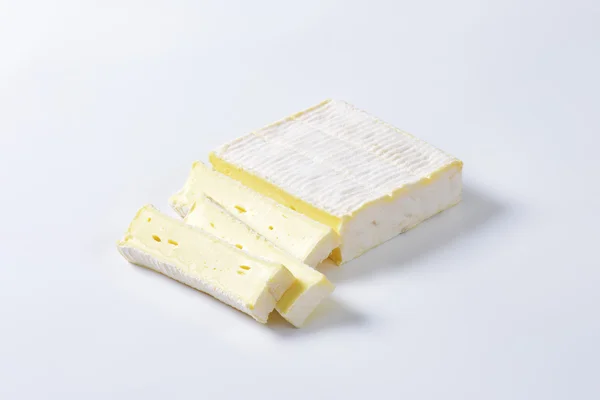 İnce beyaz kabuğu ile yumuşak peynir — Stok fotoğraf