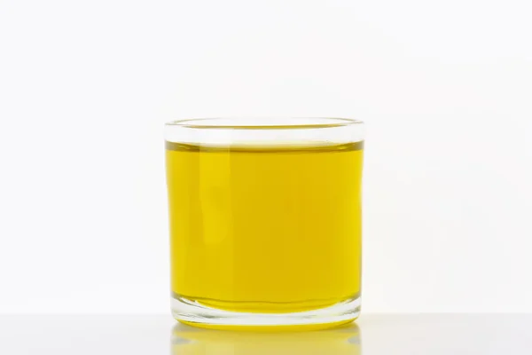 オリーブオイルのガラス — ストック写真