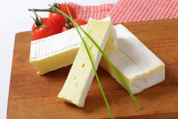 İnce beyaz kabuğu ile yumuşak peynir — Stok fotoğraf