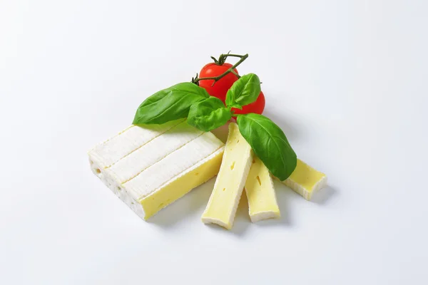 Mjuk ost med tunn vit kant — Stockfoto