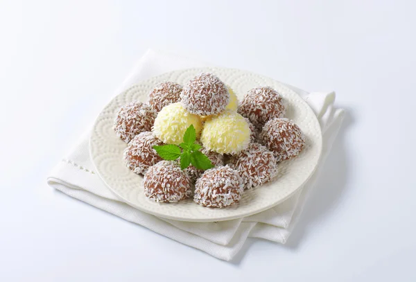 Trufas de coco de chocolate Imagen De Stock