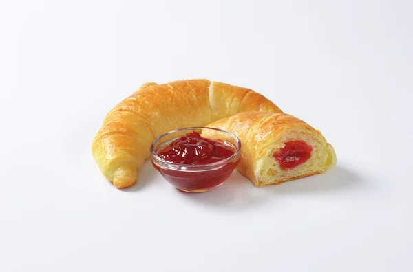 Jam töltött vajas croissant — Stock Fotó