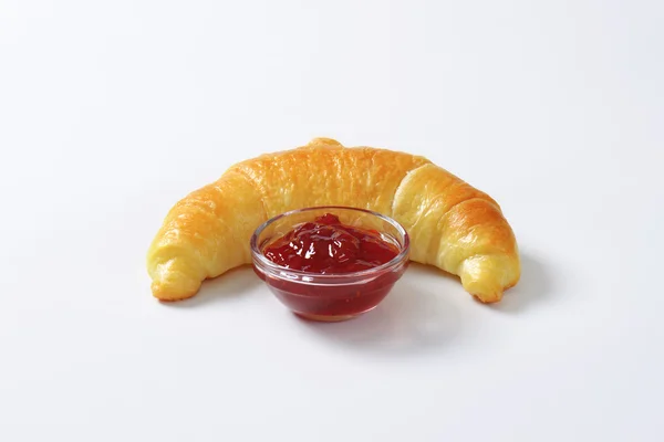 Butter croissant and raspberry jam — Stock Photo, Image