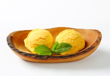 Doğal ahşap kase dondurma servis