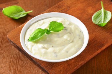 krem salata sosu