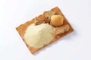 Bayat ekmek ve ince toprak kırıntıları